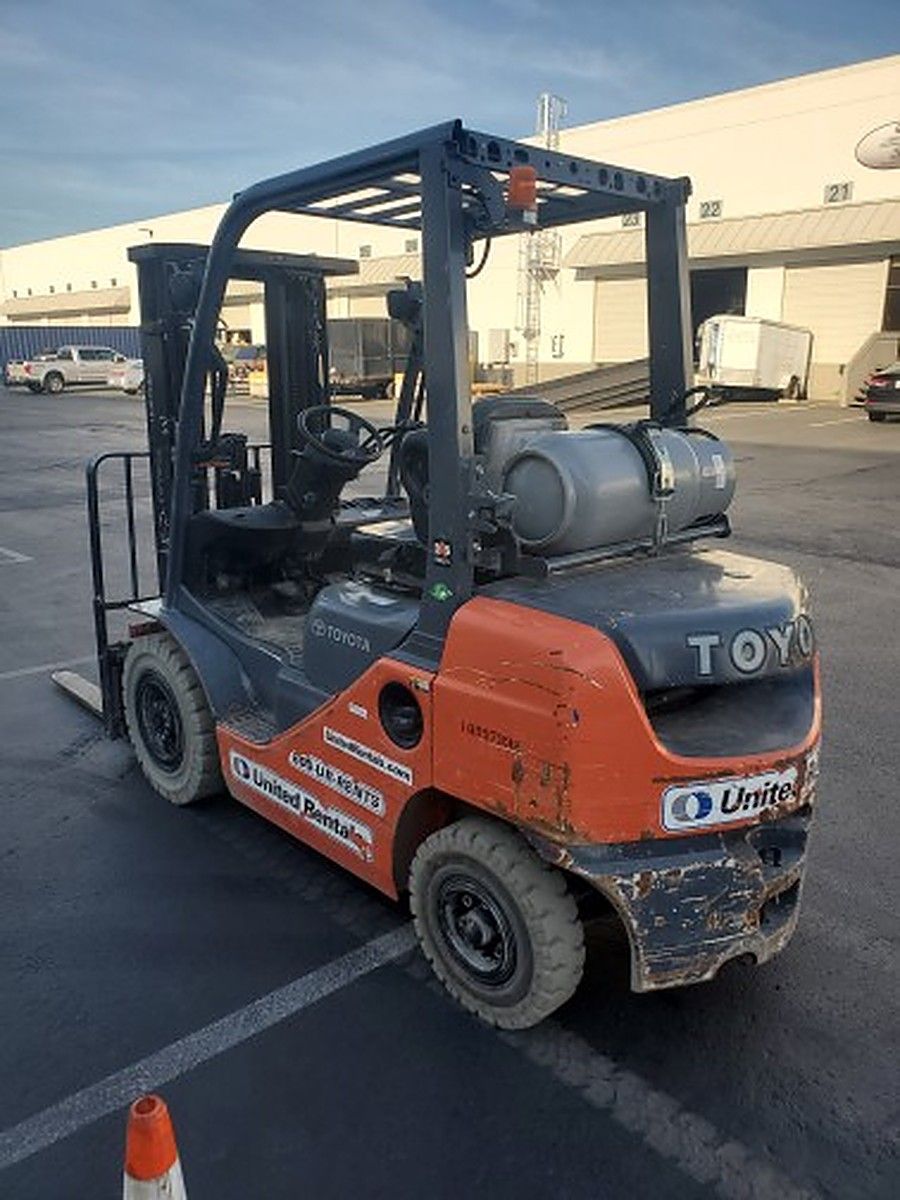 TOYOTA 8FGU25 photo 2