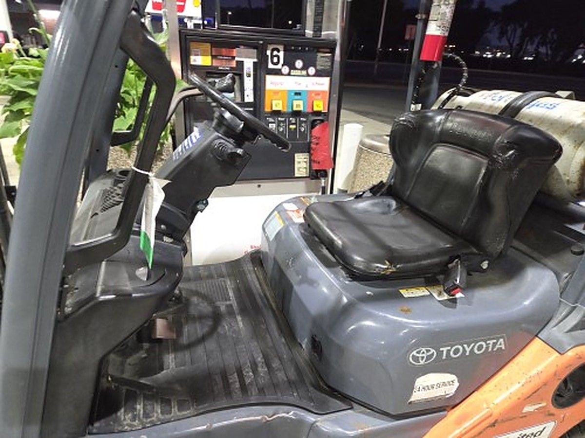 TOYOTA 8FGU25 photo 3