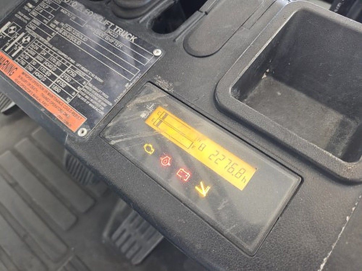 TOYOTA 8FGU25 photo 11