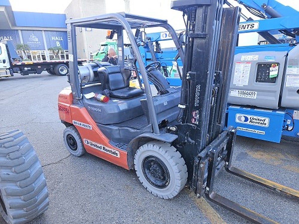 TOYOTA 8FGU25 photo 4