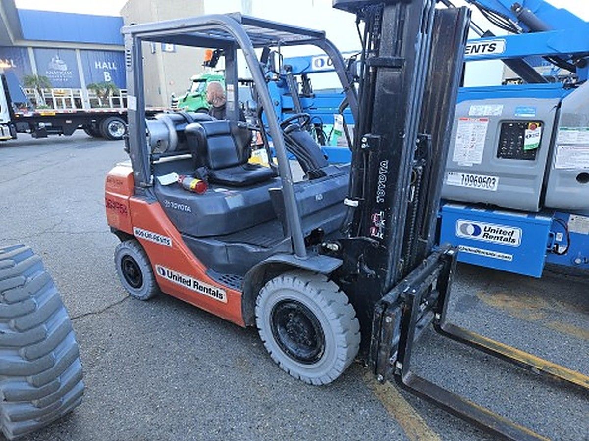 TOYOTA 8FGU25 photo 8