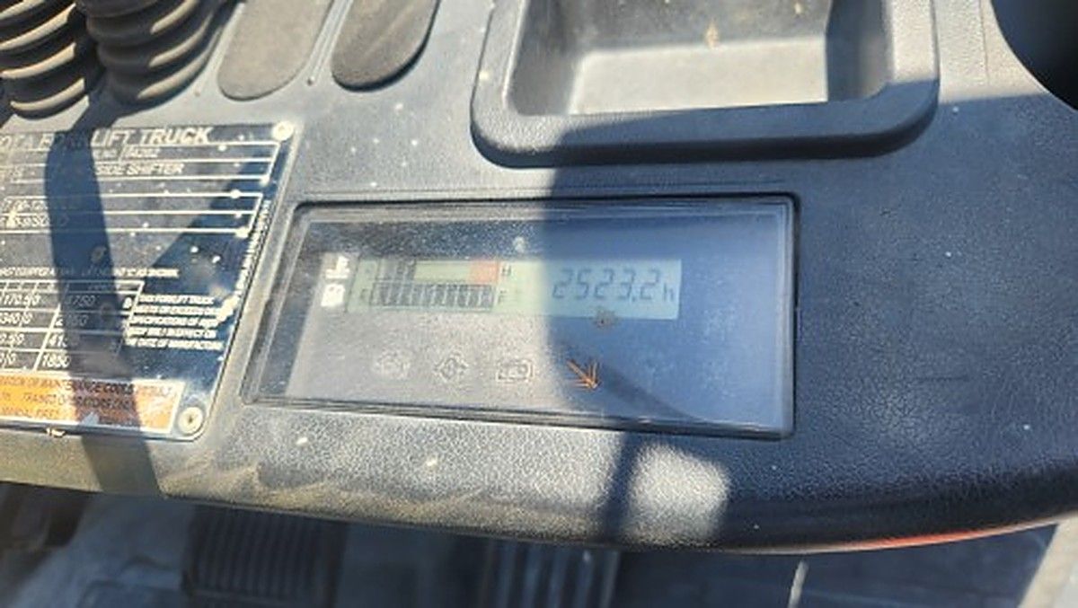 TOYOTA 8FGU25 photo 8