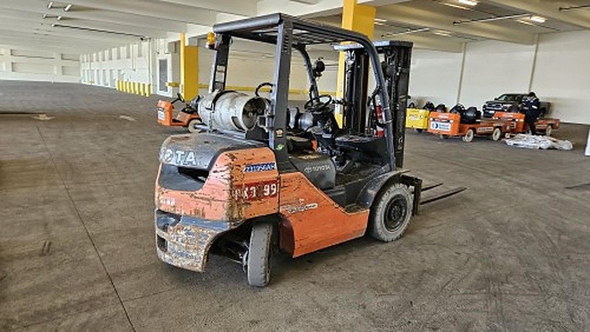 TOYOTA 8FGU25 photo 3