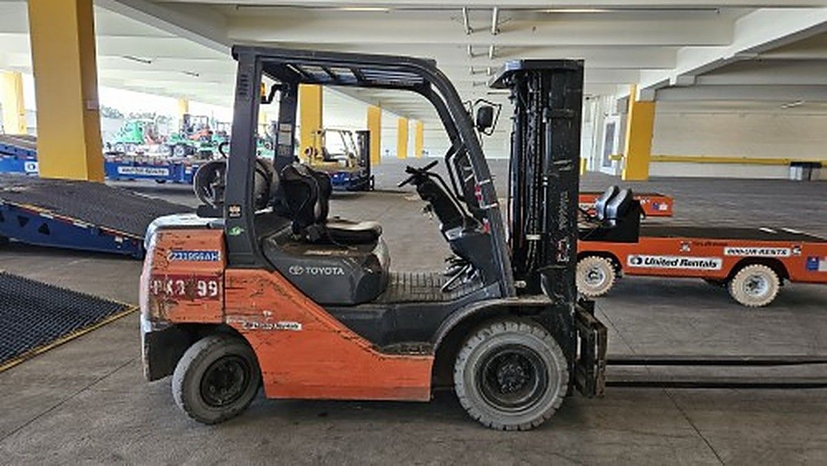 TOYOTA 8FGU25 photo 4