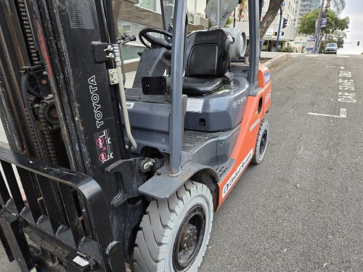 TOYOTA 8FGU25 photo 8