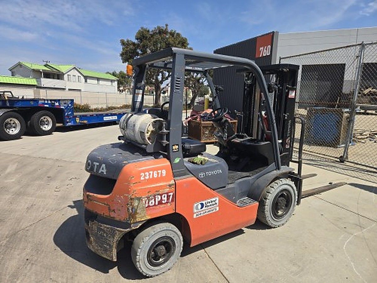 TOYOTA 8FGU25 photo 4