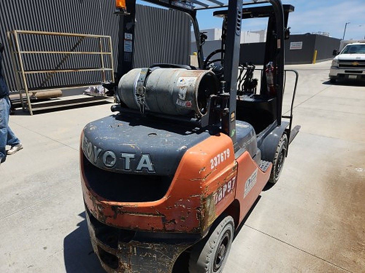 TOYOTA 8FGU25 photo 10