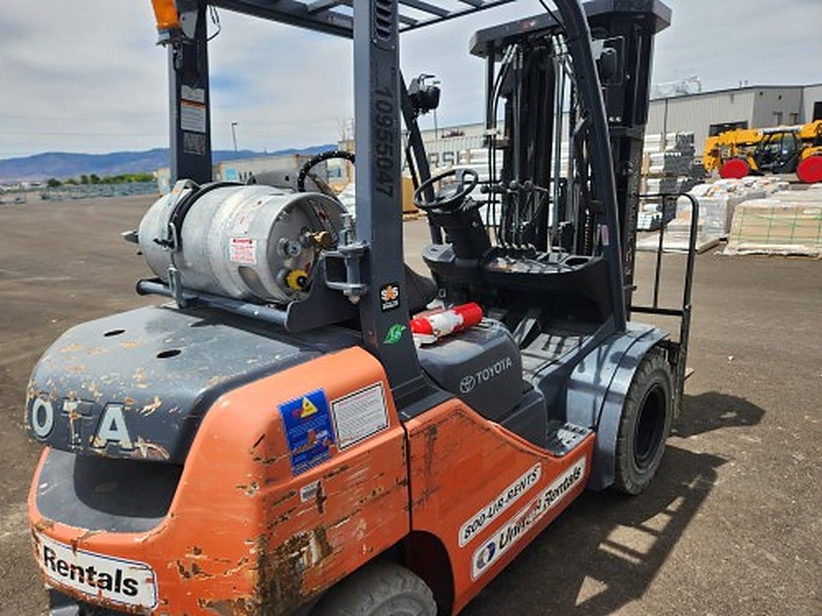 TOYOTA 8FGU25 photo 2
