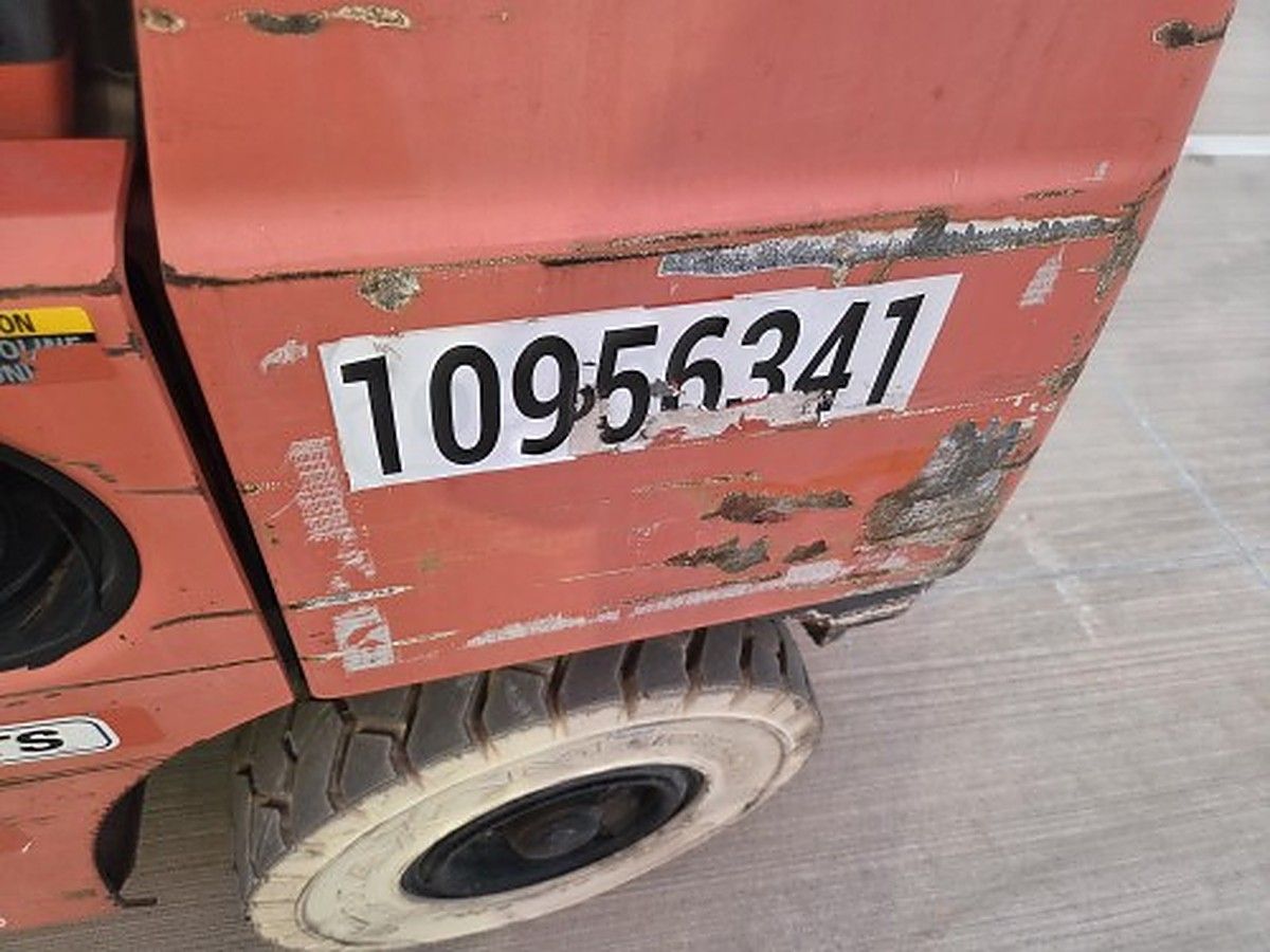 TOYOTA 8FGU25 photo 6