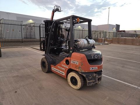 2019 TOYOTA 8FGU25 Forklift Whse 5000# Pneu Gas/Lp Quadmast