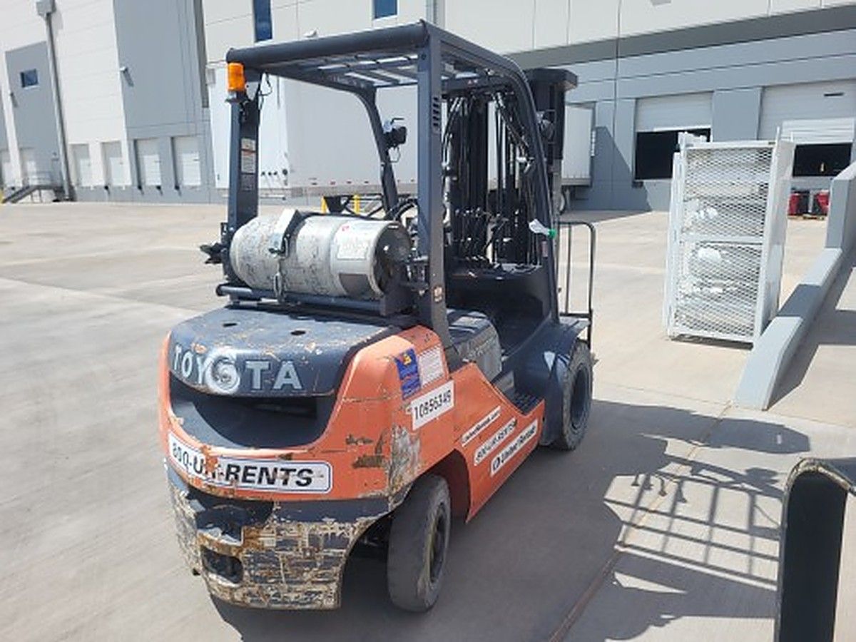 TOYOTA 8FGU25 photo 4