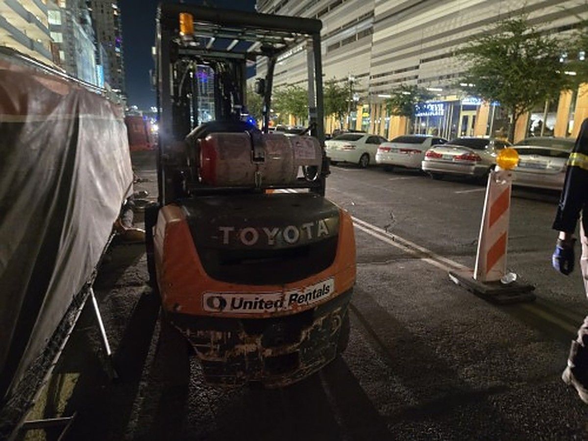 TOYOTA 8FGU25 photo 3