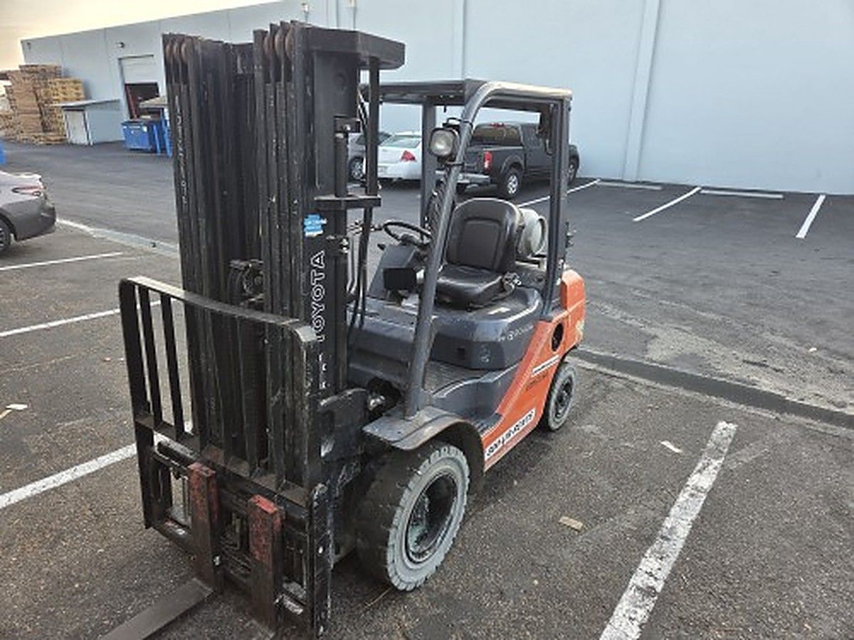 TOYOTA 8FGU25 photo 2