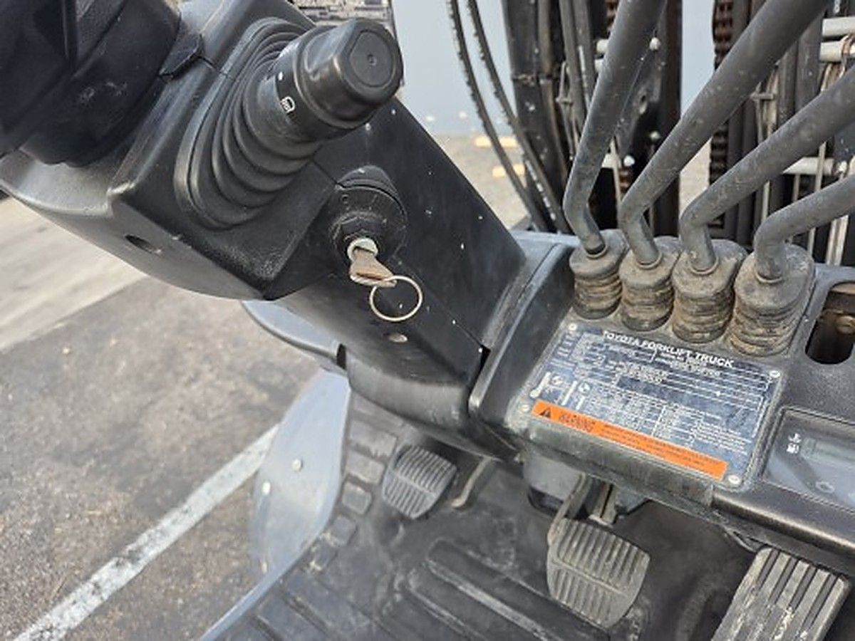 TOYOTA 8FGU25 photo 14