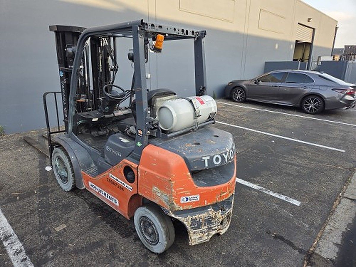 TOYOTA 8FGU25 photo 3