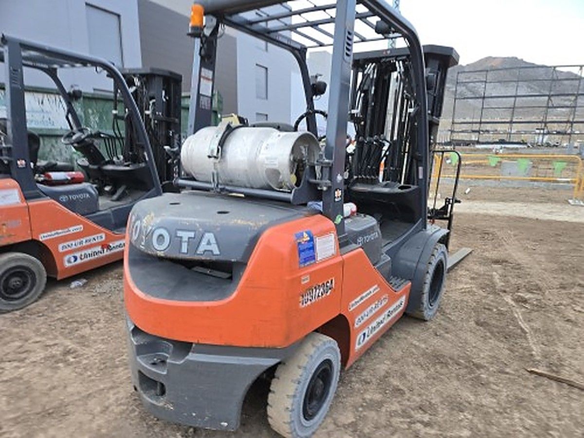 TOYOTA 8FGU25 photo 2
