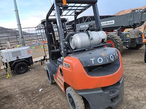 2019 TOYOTA 8FGU25 Forklift Whse 5000# Pneu Gas/Lp Quadmast