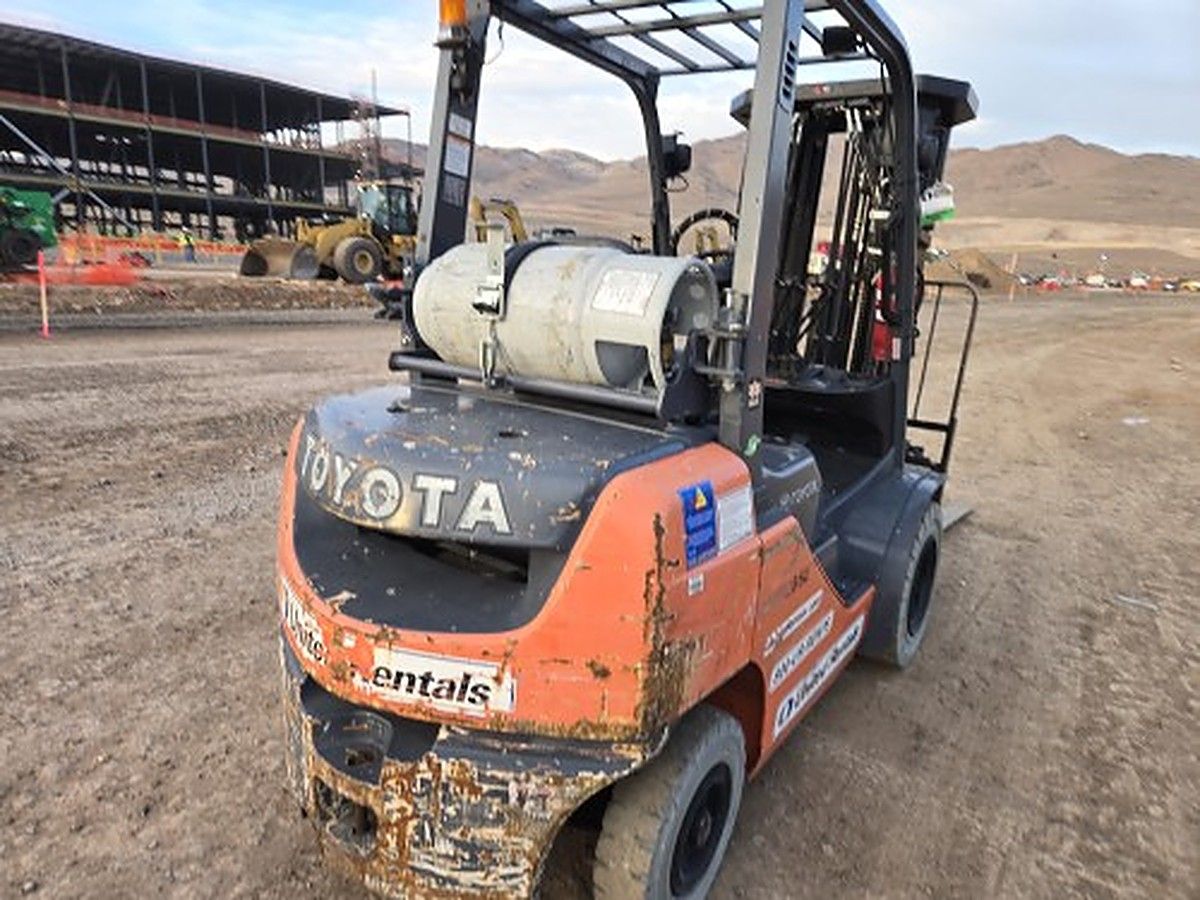 TOYOTA 8FGU25 photo 3