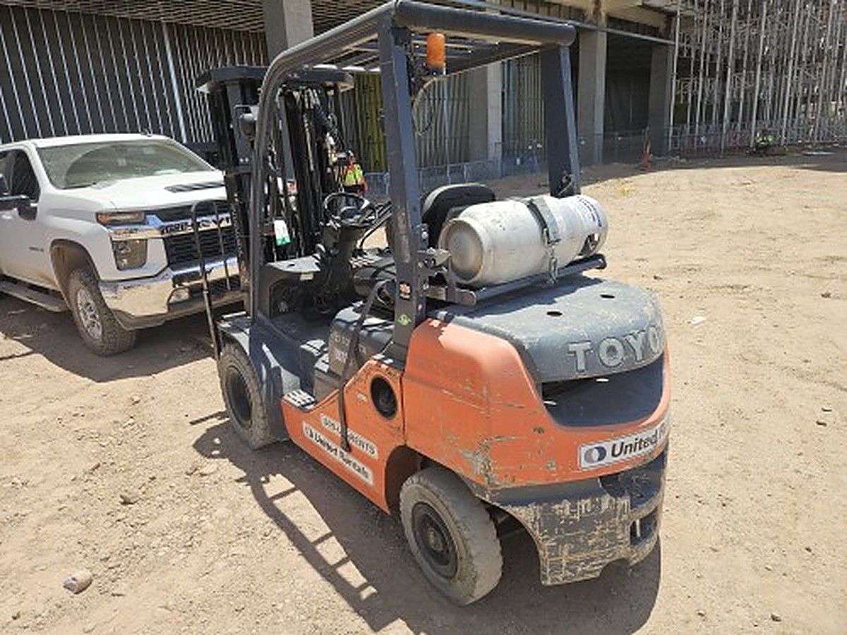 TOYOTA 8FGU25 photo 4
