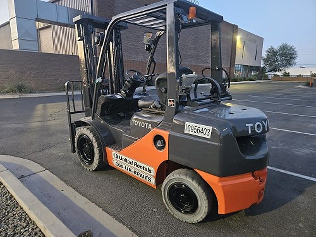 TOYOTA 8FGU30 photo 4