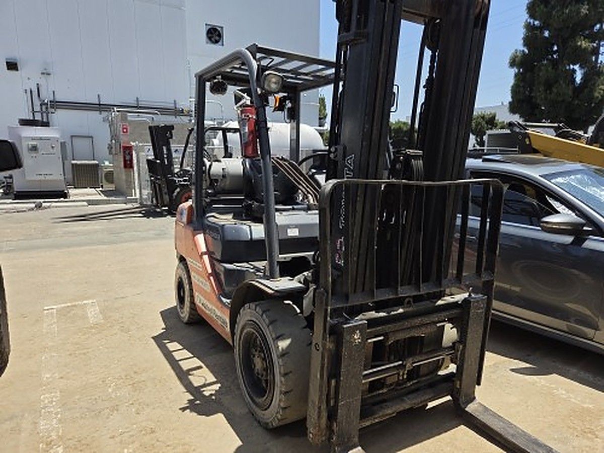 TOYOTA 8FGU30 photo 10