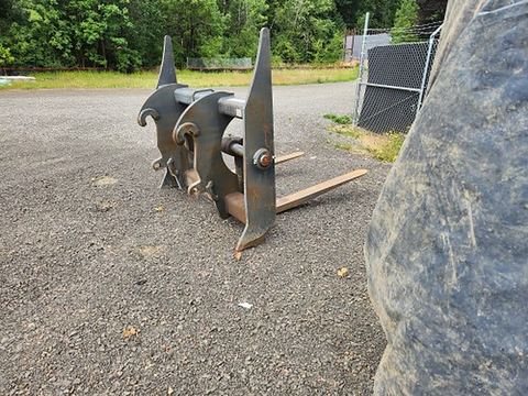 2020 CASE 47803651 Pallet Forks 60" For 2.5-3.9 Yard Loader