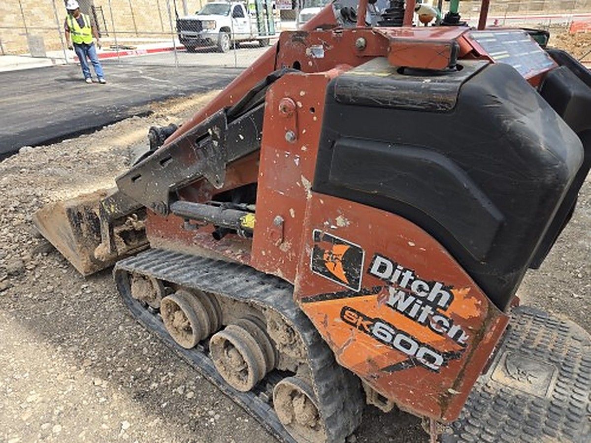 DITCHWITCH SK600 photo 3