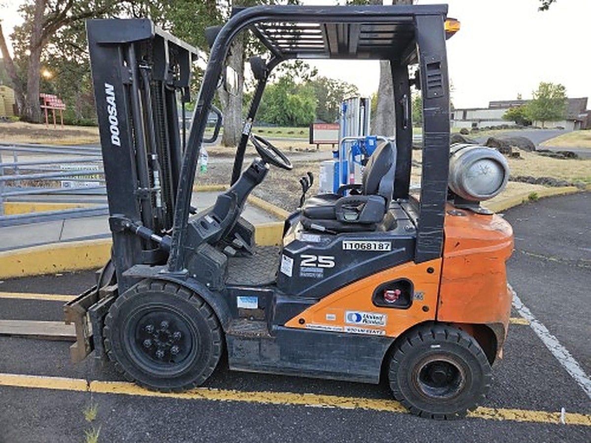 DOOSAN G25N-7DF photo 3