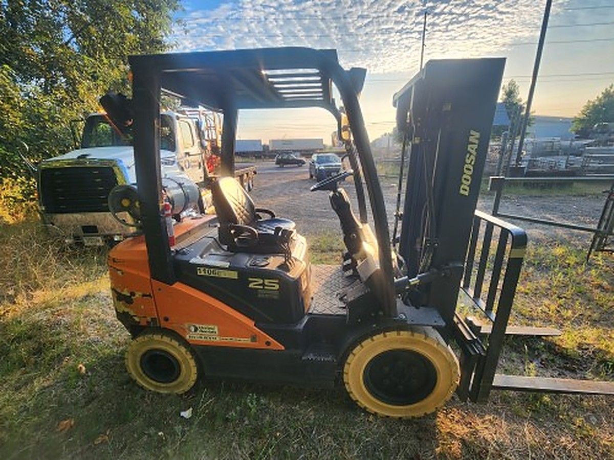 DOOSAN G25N-7DF photo 2