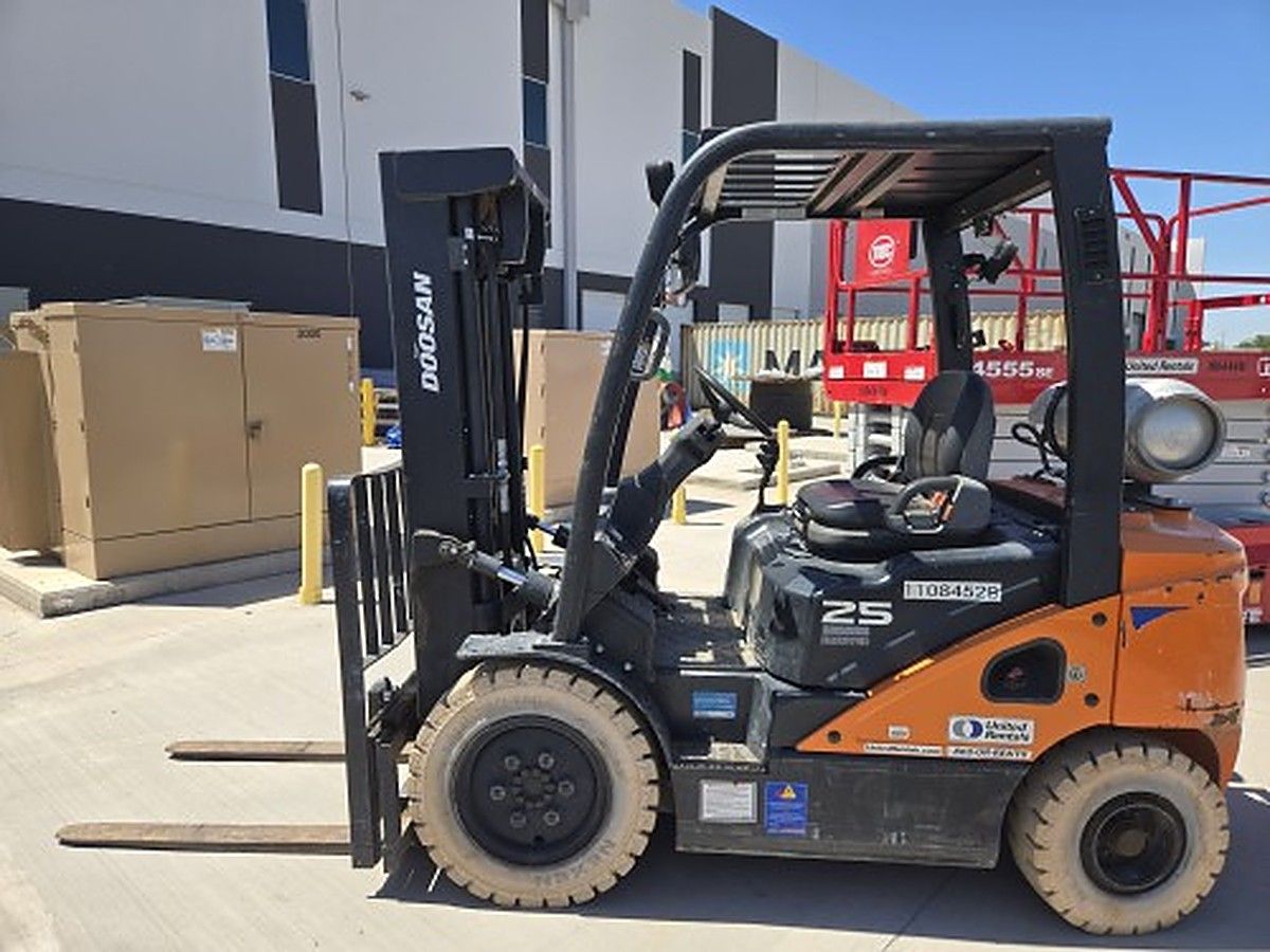 DOOSAN G25N-7DF photo 2