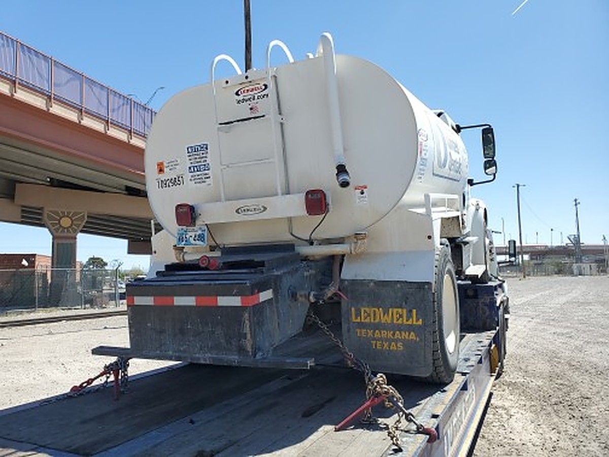 FREIGHTLNR M2 106 WATER photo 2