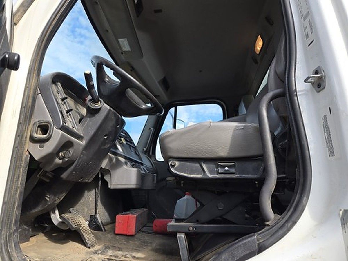 FREIGHTLNR M2 106 WATER photo 12