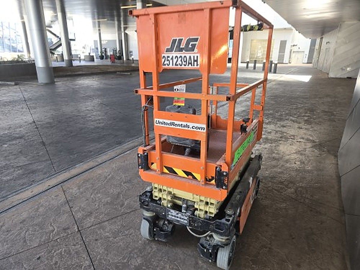 JLG ES1330L photo 2