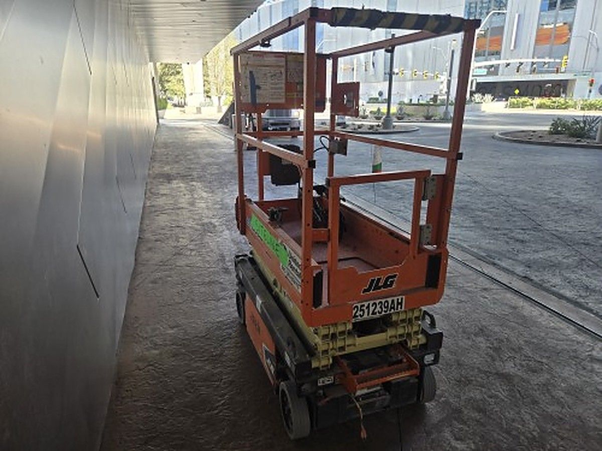 JLG ES1330L photo 3