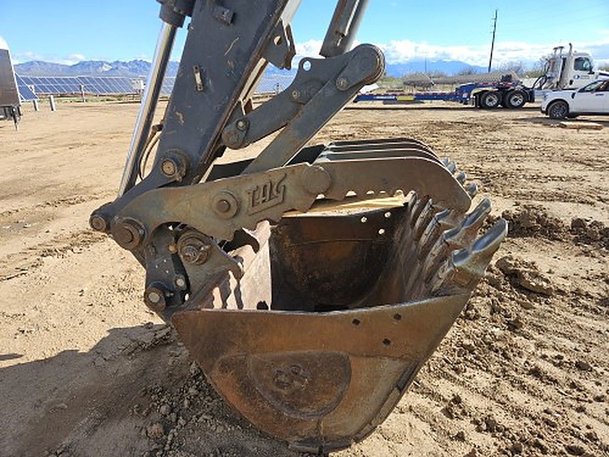 JOHN DEERE 135G photo 2