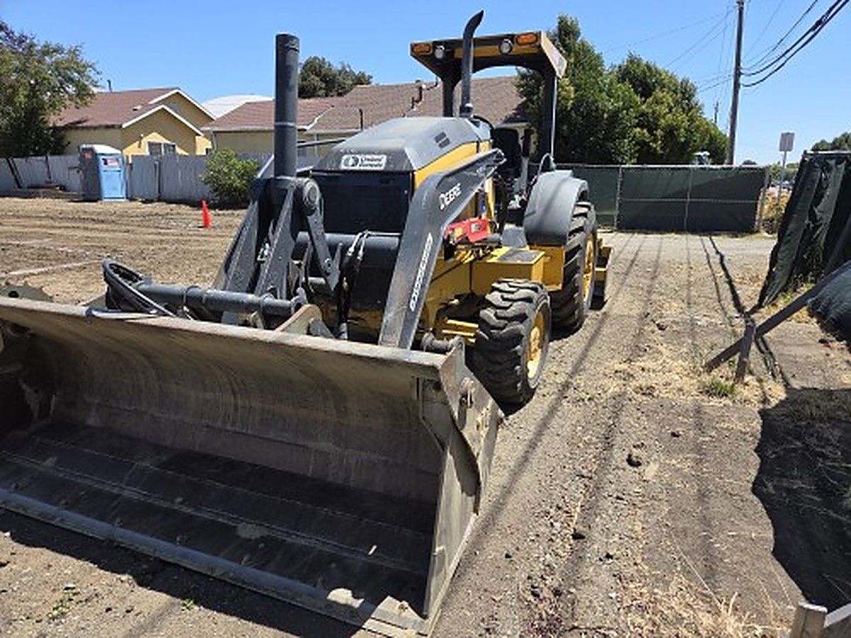 JOHN DEERE 210L EP photo 2