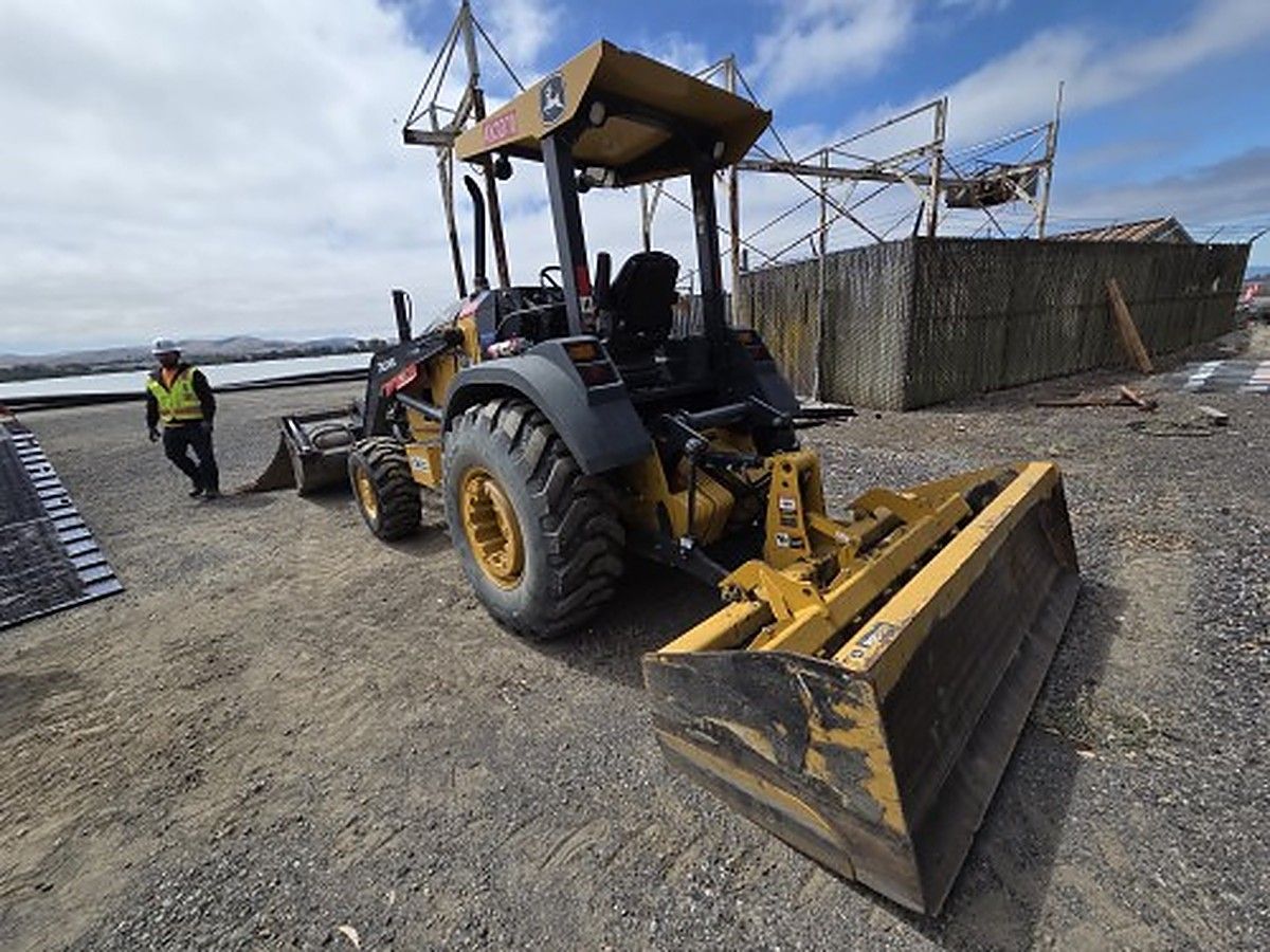 JOHN DEERE 210L EP photo 2