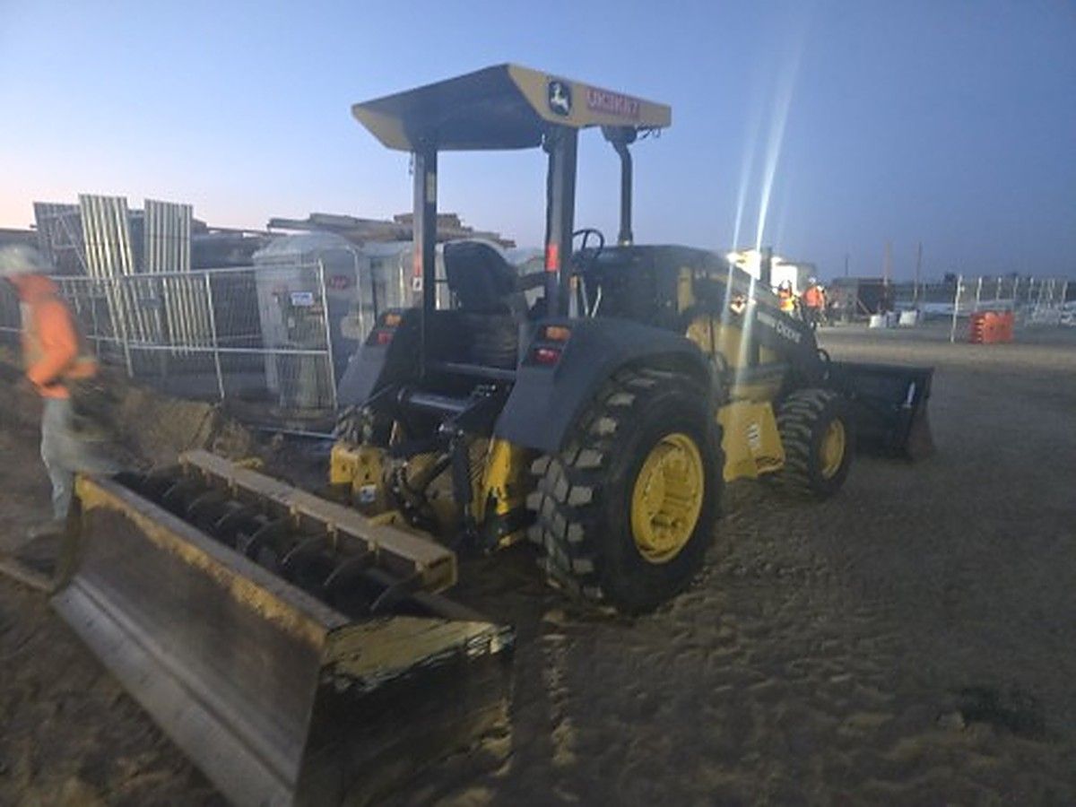 JOHN DEERE 210L EP photo 2