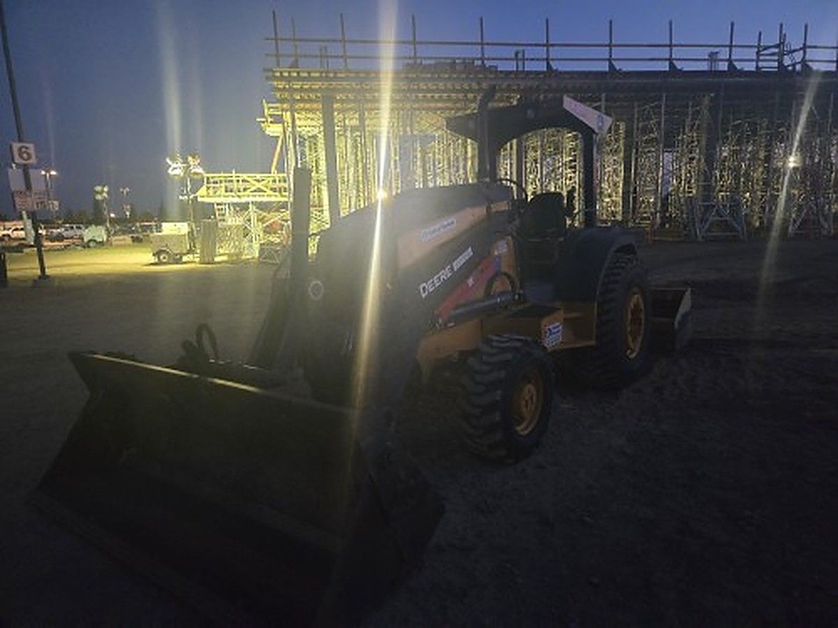 JOHN DEERE 210L EP photo 4