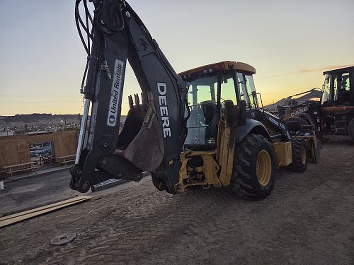 JOHN DEERE 710L photo 2