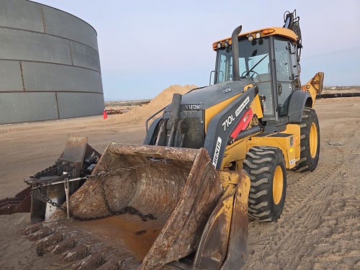JOHN DEERE 710L photo 3