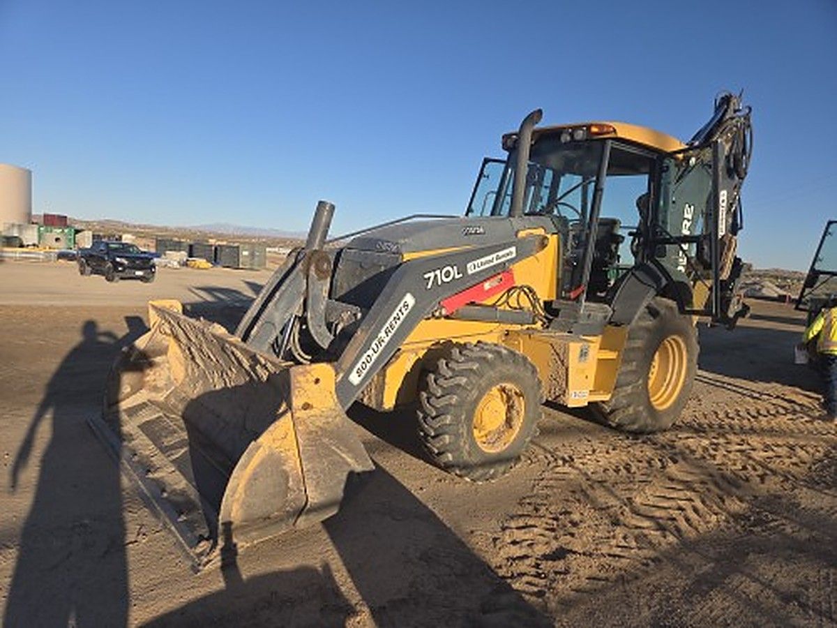 JOHN DEERE 710L photo 7