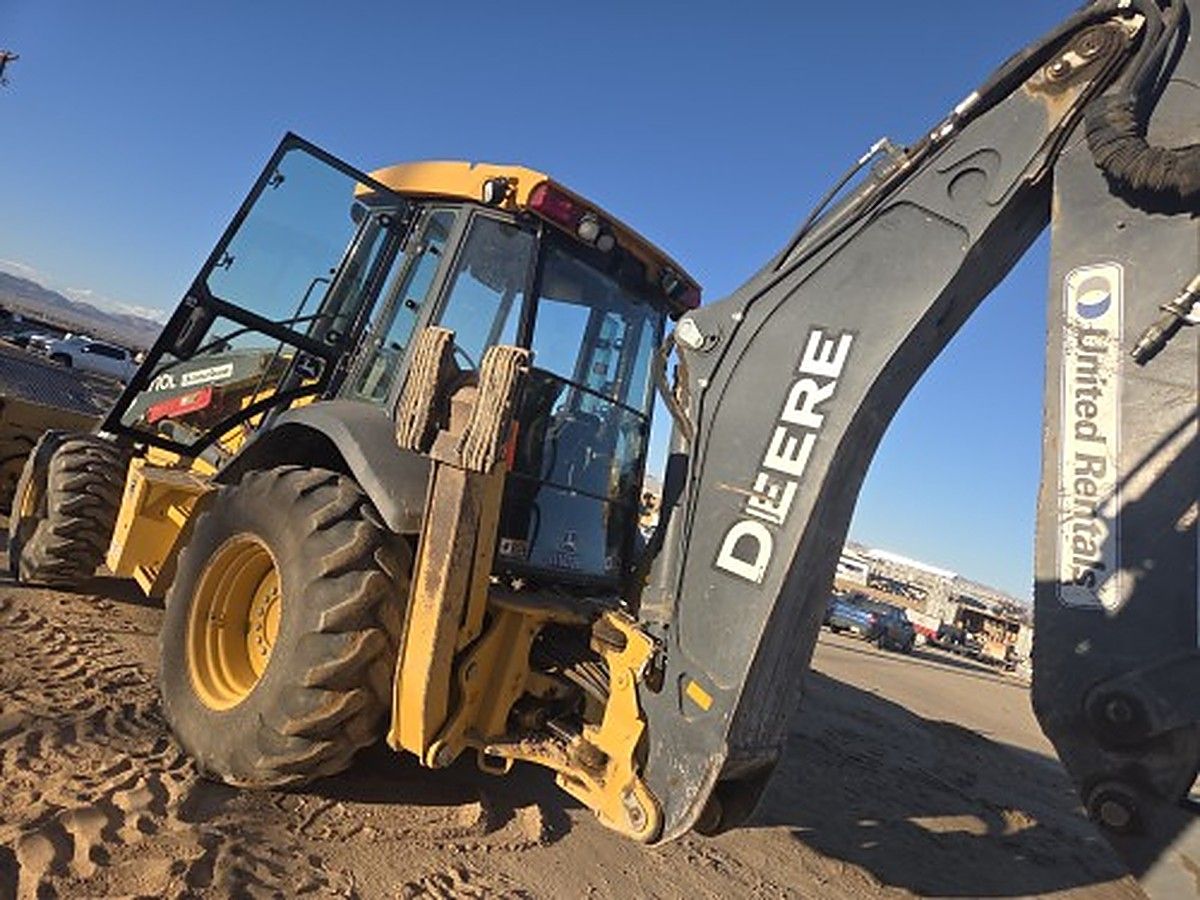 JOHN DEERE 710L photo 8