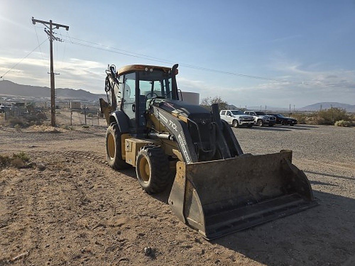 JOHN DEERE 710L photo 2