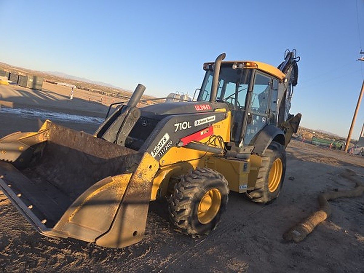 JOHN DEERE 710L photo 3