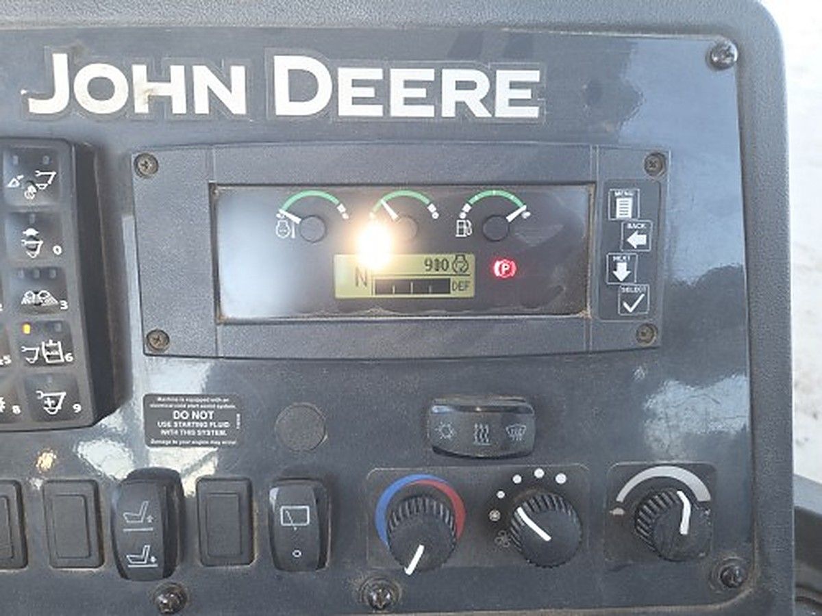 JOHN DEERE 710L photo 4