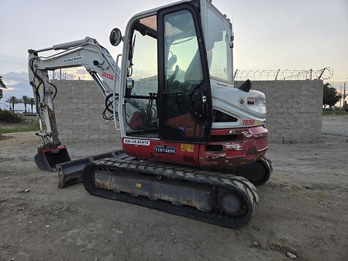 TAKEUCHI TB260CR photo 3