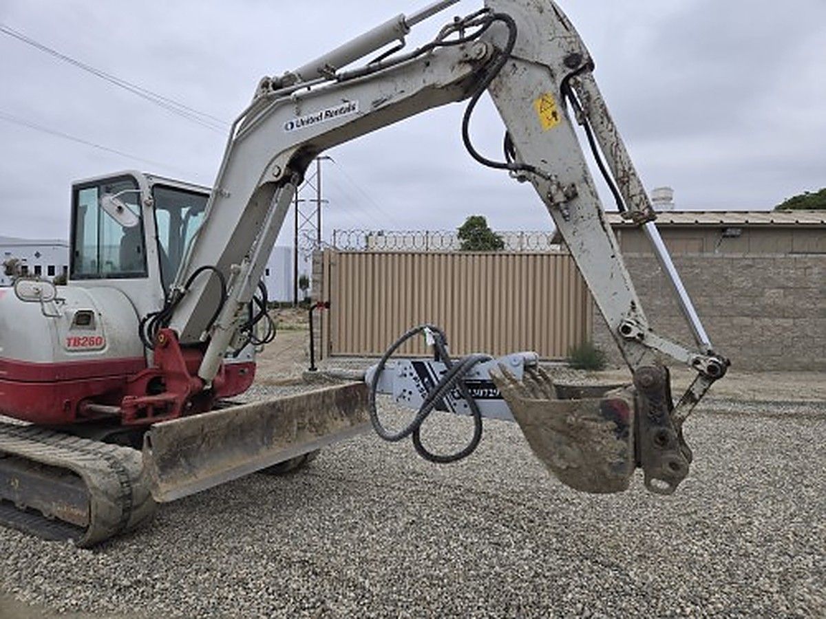 TAKEUCHI TB260CR photo 8