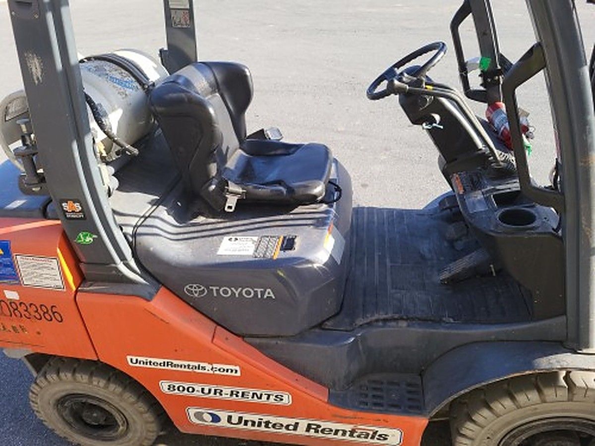 TOYOTA 8FGU25 photo 3