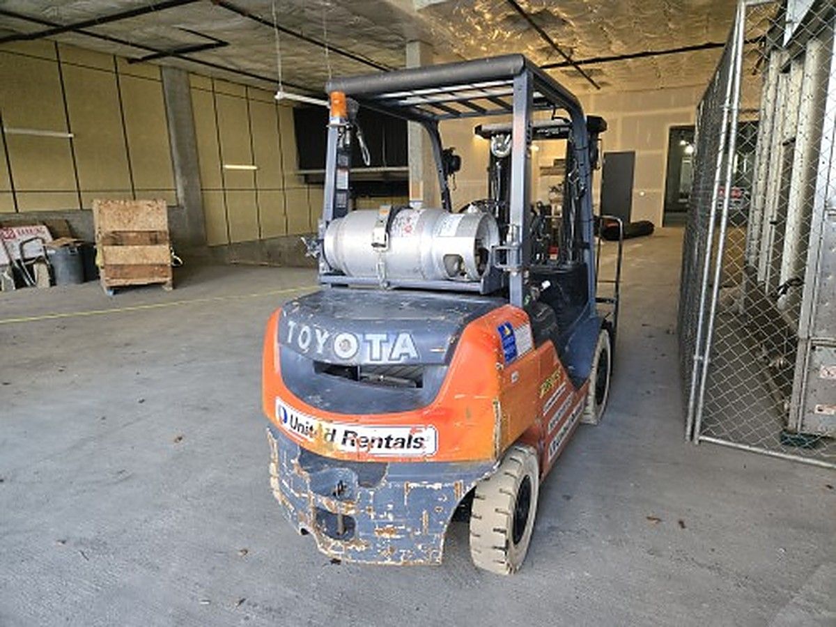 TOYOTA 8FGU25 photo 3